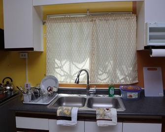 Relax in Angels Estate, 15 & 50 minutes from Kingston & Ocho Rios respectively. - Spanish Town - Kitchen