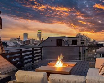 Steps from Downtown Omaha! Rooftop firepit & luxury accommodations - Omaha - Balcony
