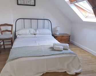 Stylish village house with spa pool, super close to walking/cycling routes - Saint-Pardoux-la-Rivière - Habitación
