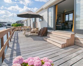 Waterfront chalet with jetty - Breukelen - Balcony