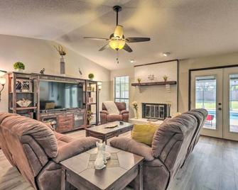 Close to Beaches - Family-friendly Home w/ Pool! - Niceville - Living room