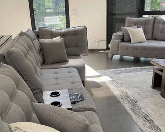 4-bedroom villa at kfardebian - Kfardebian - Living room