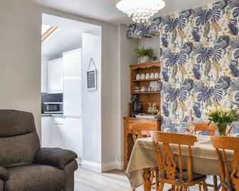3 bedroom accommodation in Crosskeys, near Newport - Crosskeys - Comedor