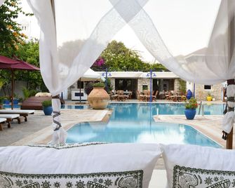 Marphe Hotel Suite & Villas - דטקה - בריכה