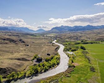 Historic Bunkhouse with 360 degree Mountain Views with river access - Wapiti