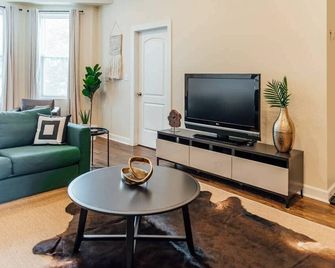 Spacious and Airy Apartment for Big Groups! - Chicago - Wohnzimmer