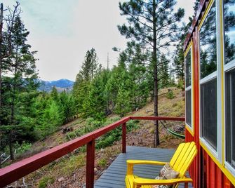 Pet-friendly and Peaceful 'The Ranch Hand Cabin' + Hot Tub near Missoula - Greenough - Balcony