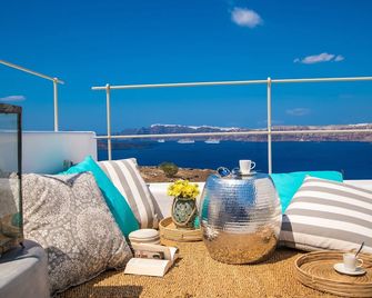 Cape 9 Villas & Suites - Akrotiri - Balcón