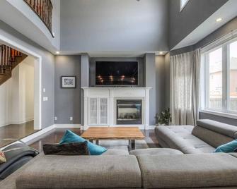 Spacious Family Haven: Modern 4-bedroom Luxury Home - Brampton - Living room