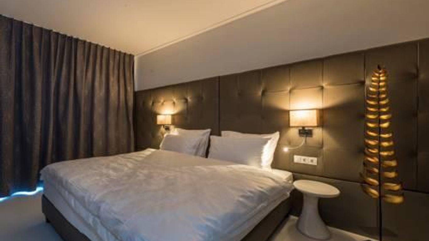 Merangardenvilla adults only