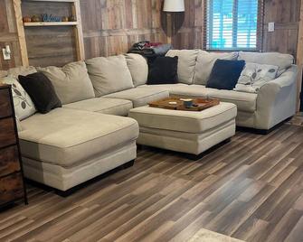Cozy studio in welcoming Hickory with AC, WiFi - Hickory - Living room