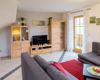 Family-friendly u. One bedroom apartment between Munich and Chiemsee - Glonn - Sala de estar