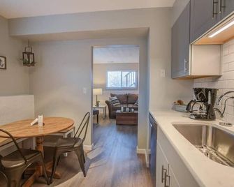 Romantic Getaway Base of Mountains Parks & Trails - Colorado Springs