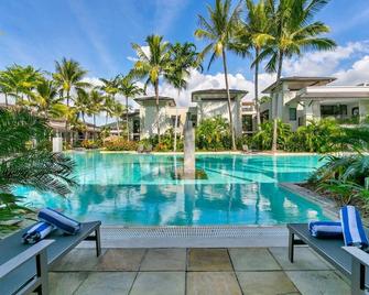 Poolside Bliss: A Modern Resort Sanctuary - Port Douglas - Pool