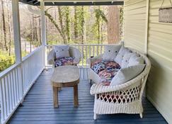Cozy historic cottage in the woods. 10 minute walk to town - Tryon - Balcony