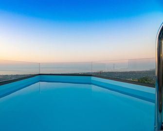 Iliahtida villa, pool,Near tavern & minimarket - Maroulas - Piscina