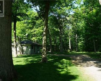 Woodsandwaves Cottage Retreat - Port Colborne