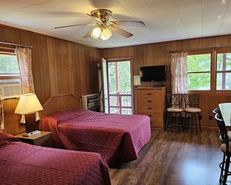 The Gold Eagle Cottage 7 - Lake George - Bedroom