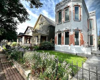 Uptown Castle - City Views - Theater & Convention District! - Denver - Building