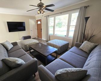 Single Family home in Schaumburg, IL 3 bed/ 2 full baths/ fully fenced backyard - Schaumburg - Living room