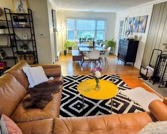 3 BR/3 Bath College Heights Home - Quiet Neighborhood, 2 Miles to Beaver Stadium - State College - Sala de estar