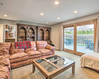 Elegant Mount Prospect Home w/ Fire Pit! - Mount Prospect - Living room