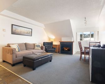 Whistler Village Centre by LaTour Hotels and Resorts - Whistler - Living room