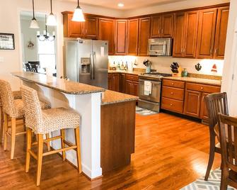 Get Away To The Heart Of Deltaville! - Deltaville - Kitchen