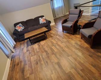 Comfortable 3 Bedroom Home, Free Parking, Wifi - Wapakoneta - Living room