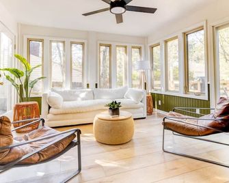 Pool Table, Arcade, Fenced-in Yard, Fire-pit, Private Beach Parking! - Pine Knoll Shores - Living room
