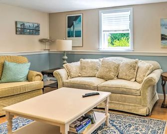 3 Mi to Bourne Scenic Park: Quaint Cape Cod Apt - Buzzards Bay - Living room