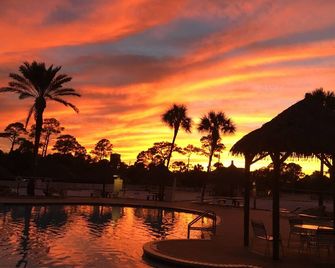 Lazy Daze 10au-Beautiful Poolside Cottage With Loft @ The Purple Parrot - Pensacola - Pool