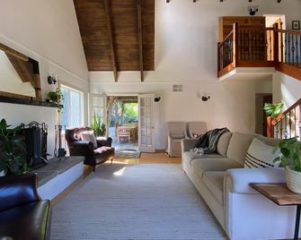 Rural garden setting, private, yet close to shopping, dining, beaches - 골레타 - 거실