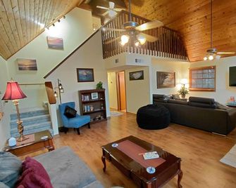 Unique A-Frame wloft, pool, & RV electric 17 min from Silver Springs State Park - Silver Springs - Вітальня