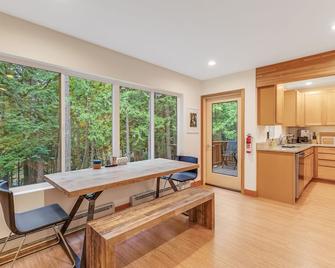 Mckinnis Hill Cabin - Eastsound - Dining room
