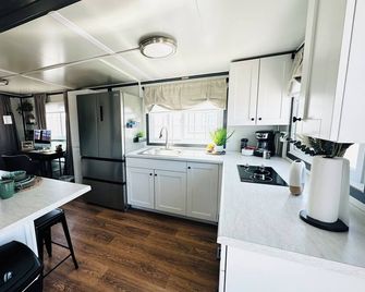 Private, Spacious Studio BoxHouse with Office: Queen Bed with Office - Pecos - Küche
