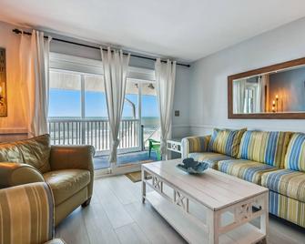 Oceanfront Condo: Beach, Balcony & Stunning Views! - Belleair Bluffs - Sala de estar