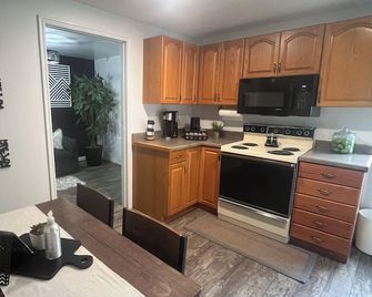 Located in Basement of Twin Home. Relax & Play with Swim Spa & Game Room. - Springville - Küche