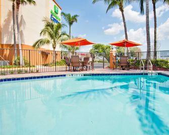 Holiday Inn Express & Suites Fort Lauderdale Airport West By IHG - Davie - Piscina