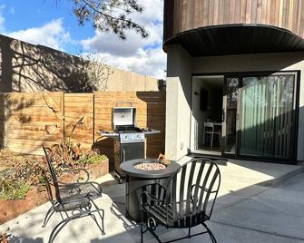 BRAND NEW! Cozy modern apartment minutes from downtown, 9 ski resorts & airport. - Salt Lake City - Patio