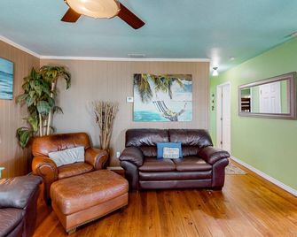 New Listing! Updated Downtown W/ Private Pool 2 Bedroom Home - Port Aransas - Living room