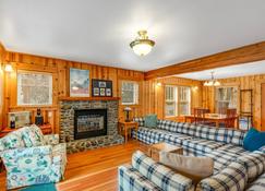 Peaceful Cottage - Gearhart - Living room