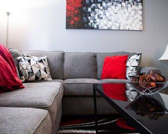 Great place for family and friends! - Cleveland - Living room