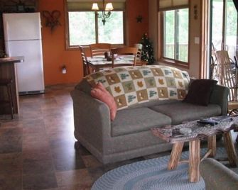 'Pinecone Retreat' Book Your Fun Now! Spider Lake Resort - Birchwood - Living room