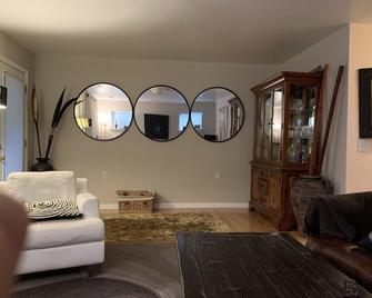 Walking Distance To Virginia Tech And Downtown - Blacksburg - Living room