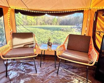 Southern Pine- Glamping @ The River Bluff Cabins - Tahlequah - Sala de estar