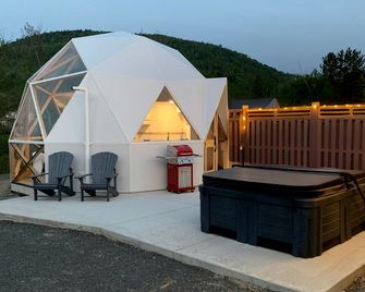 Luxury Dome with Hot Tub for Relaxing Glamping Escapes to Flatlands, New Brunswick - Matapédia - Patio