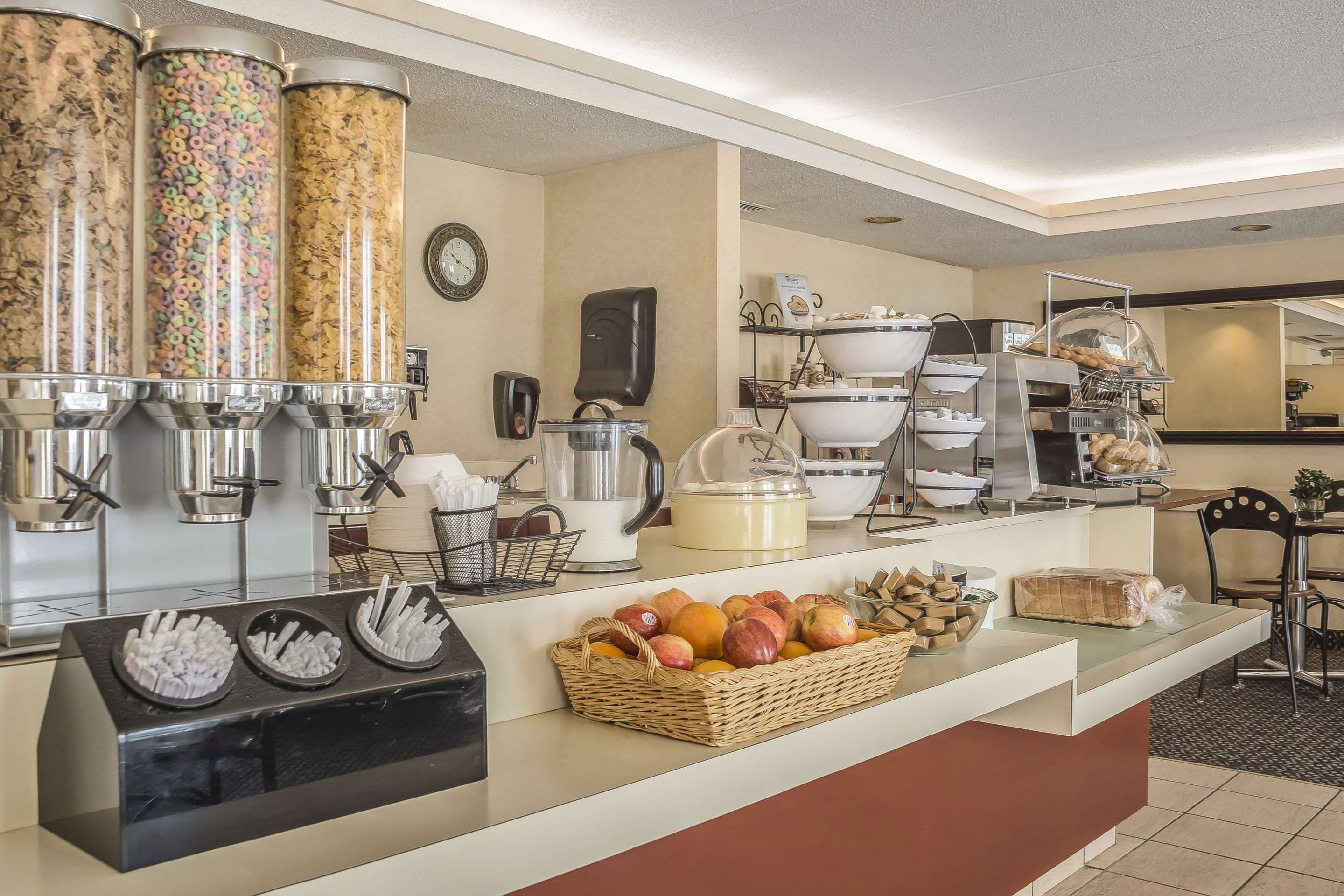 Quality Suites London - London - Buffet