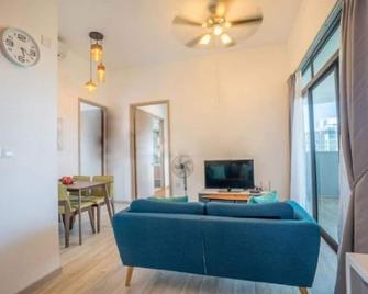 Charming 2 Br Loft In Jurong East - Singapore - Living room