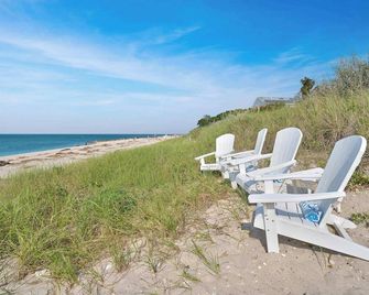 Chic Beach House: Waterfront, Vineyards, Hot Tub - Wading River - Beach